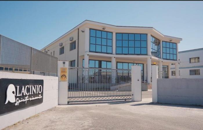 VIDEO | Die neue Lacinio Liquori-Fabrik in Crotone eingeweiht: ein Meilenstein für eine qualitativ hochwertige Produktion