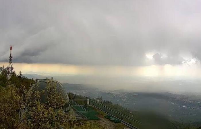 Orangefarbener Wetteralarm, starker Regen und Gewitter kommen in der Gegend von Varese vor