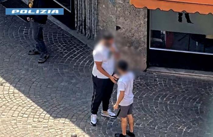 Como, Drogenhandel über Anzani: Die Staatspolizei verhaftet einen 18-jährigen Algerier. – Polizeipräsidium Como