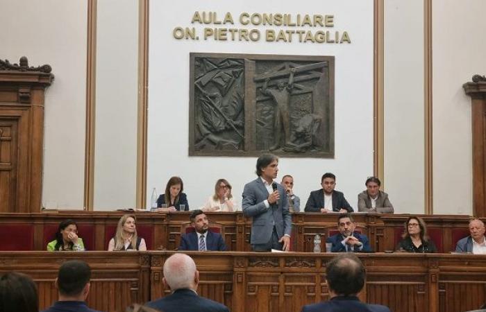 Eröffnung des Stadtrats an der Meerengenbrücke, Falcomatà: „Wir fordern, dass die Gebiete Protagonisten sein können“
