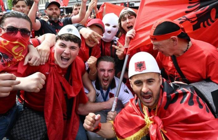 Über 60 italienische Fans machten vor Italien-Albanien Halt in Dortmund: Sie hatten Messer und Sturmhauben dabei