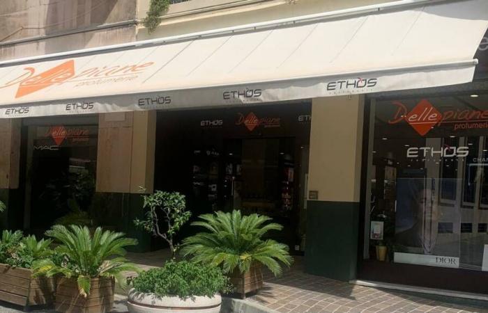 Savona, die Parfümerie Dellepiane erleidet zwei Diebstähle in weniger als 24 Stunden: „Das öffentliche Sicherheitssystem funktioniert nicht“