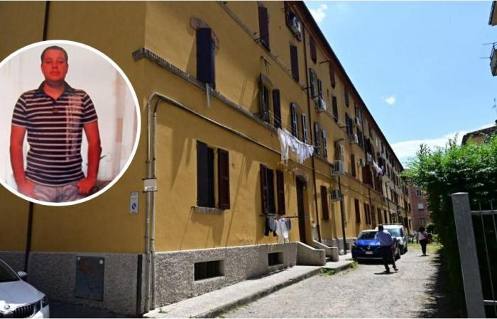 Mord in Bologna, Maurer in einer Blutlache gefunden. Habe den Mitbewohner gehört