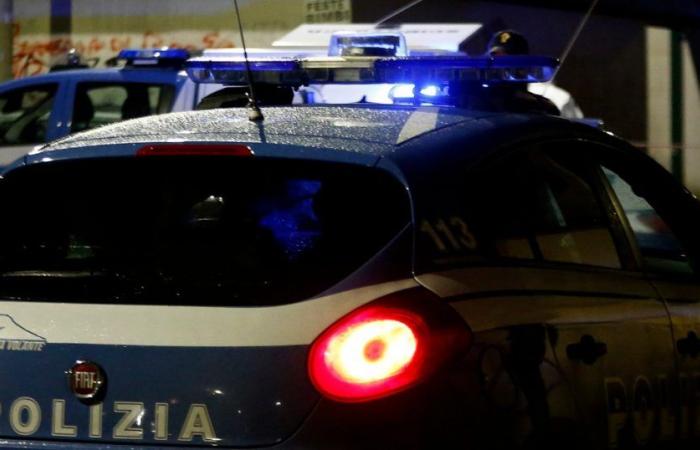 Rom, schwerer Verkehrsunfall zwischen zwei Motorrädern und einem Auto: Ein 26-jähriger Junge stirbt