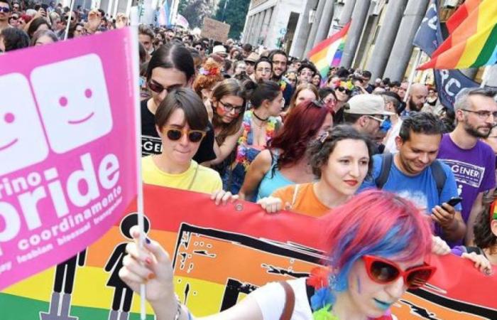 Torino Pride 2024, die Strecke, die Gäste und die entlang der Strecke angebrachten homophoben Aufkleber