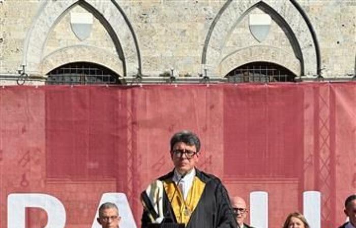 Abschlussfeier zum Universitätsabschlusstag 2024. Feierlichkeiten auf der Piazza del Campo für die fast 800 Absolventen der Universität – Centritalia News