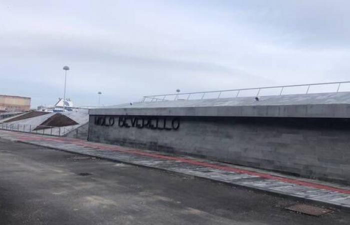 Das neue Beverello bleibt geschlossen. Das Terminal wurde Campania Regionale Marittima mit einem Plus von 20 % auf die Miete von 260.000 Euro anvertraut