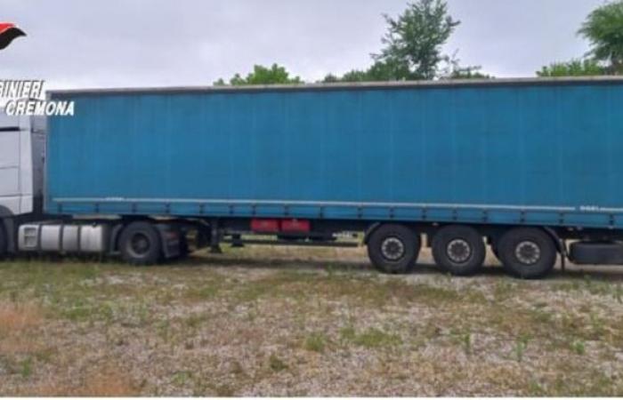 Cremona-Abend – Cremona: Er fuhr mit einem Lastwagen in ein Lagerhaus, in dem sich drei gestohlene Traktoren befanden. Von der Polizei blockiert