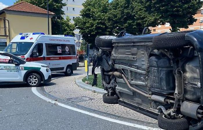 Unfall im Kreisverkehr in der Via Torino: Auto überschlug sich, Fahrer verletzt