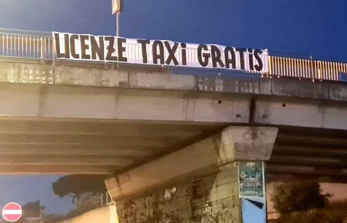Taxi-Hinweis in Rom, ein Banner erscheint mit der Bitte um kostenlose Führerscheine für alle