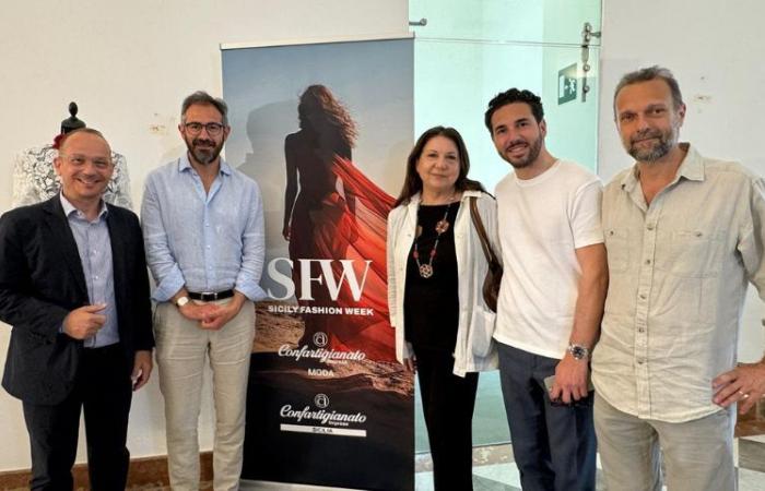 Während der Sicily Fashion Week trifft der Bürgermeister von Monreale die teilnehmenden Unternehmen. Die B2Bs schließen, heute die Modenschau in der Villa Tasca: High Fashion auf dem Laufsteg