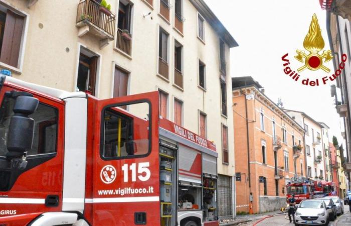 Im Schlafzimmer bricht Feuer aus, ältere Frau versucht die Flammen zu löschen und bittet dann um Hilfe: Wohnhaus in Vicenza evakuiert