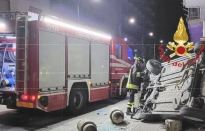 Außer Kontrolle geratenes Auto prallt in Salerno gegen Schaufenster: Fahrer verletzt