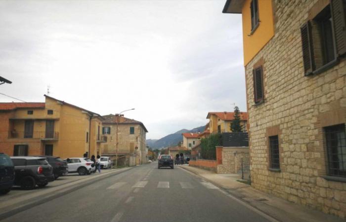 Intervention der örtlichen Polizei, der Carabinieri, der Feuerwehr und der 118 in Padule für eine tot im Haus aufgefundene Person