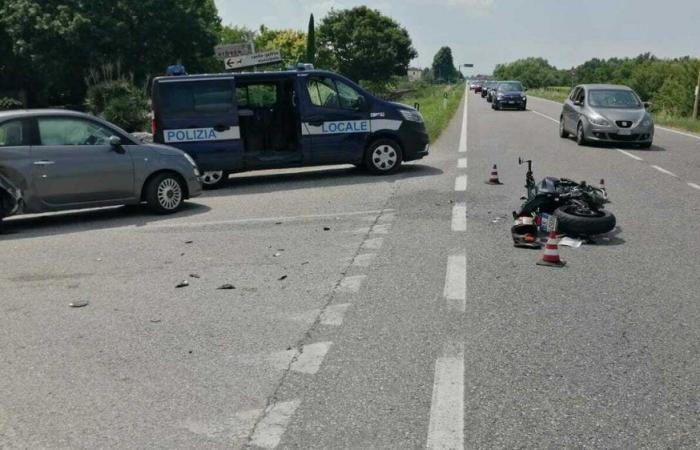 Monselice, Unfall auf der Rovigana-Straße. Motorradfahrer von Auto überfahren: In ernstem Zustand ins Krankenhaus eingeliefert