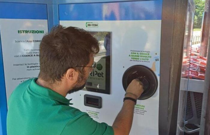 Terni. Coop hat den Öko-Verdichter zum Sammeln und Recyceln von Plastikflaschen eingeweiht. Einkaufsgutschein im Wert von 2 Euro pro 200 recycelten Flaschen