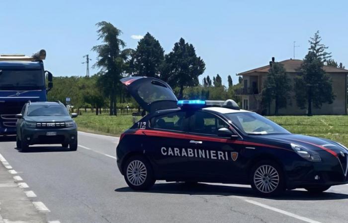 Kollision auf der Staatsstraße von Arezzo. Schwerwiegender 36-jähriger Motorradfahrer. Stau im Verkehr: Staus und Unannehmlichkeiten