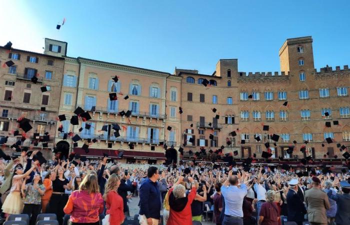 Siena, Feierlichkeiten auf der Piazza del Campo für die Absolventinnen und Absolventen der Universität Siena