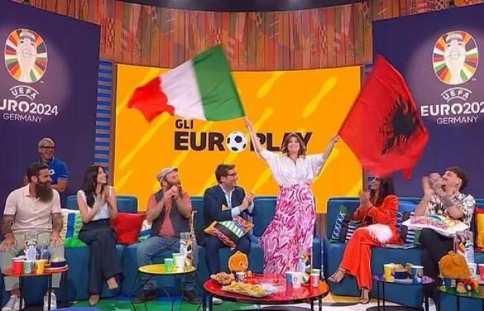 Europlay mit Michela Giraud, einem sinnlosen Rai-„Zucken“ für die Europameisterschaft, was ein Tritt ins Gesicht von Gialappa ist – MOW
