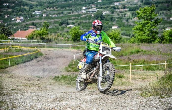 Oldtimer-Motocross-Rennen in Capriva, eine Herausforderung für 250 Fahrer auf dem Collio • Il Goriziano