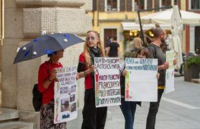 Aktivisten der Extinction Rebellion im Einsatz in Udine, um das Bewusstsein für Klimafragen und darüber hinaus zu schärfen – Friulisera