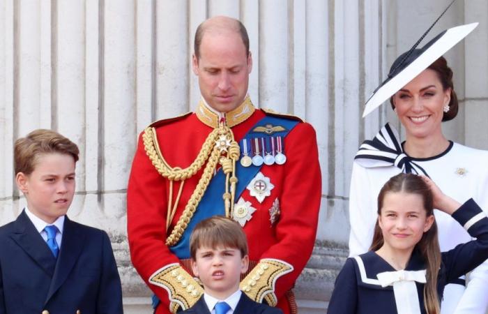 Kate Middleton frisiert die Haare ihrer Tochter Charlotte, bevor sie für „Trooping the Colors 2024“ in die Kutsche steigt