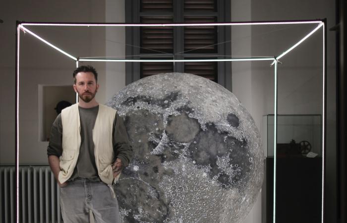 Luca Ballestra, der Künstler aus Carpi, der den Mond darstellt