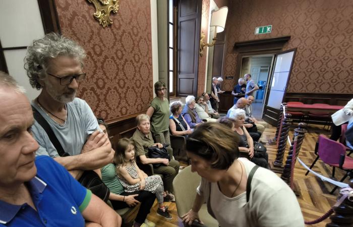 VIDEO Como, was für ein Abend in der Gemeinde: Hier sind die Bewohner des Erdrutschs, der Bürgermeister trifft sie, aber hinter verschlossenen Türen schnappt der wütende Giordano. Inzwischen wird das Treffen abgesagt