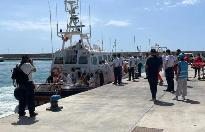 Lampedusa 51 Migranten, 10 Tote. Und in Kalabrien 64 Vermisste und 1 Toter