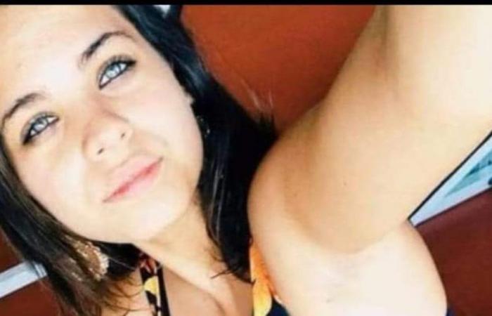 Tragödie in Tor Bella Monaca: 25-jähriges Mädchen auf einem Roller von einem Auto getötet. Zeugen: „Das Auto fuhr über eine rote Ampel“