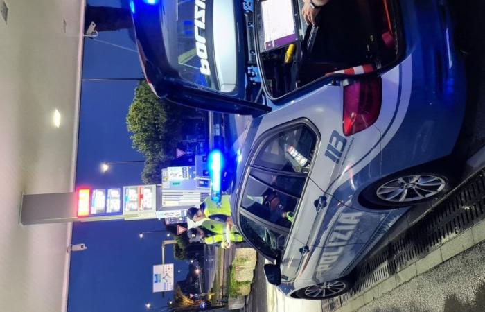 Lignano, Scheinwerfer aus und gegen den Verkehr fahren, um dem Alkoholtest der Polizei zu entgehen. Ein junger Mann aus Pordenone ist in Schwierigkeiten