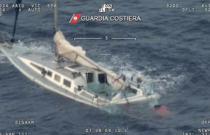 Schiffbruch vor der Küste Kalabriens, es gibt ein Opfer. Sie suchen nach vermissten Personen