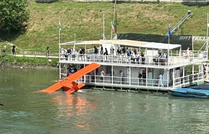 Pavia: Wasserflugzeug kippt im Tessin um und stürzt in Lastkahn mit Dutzenden Menschen, 51-Jähriger verletzt