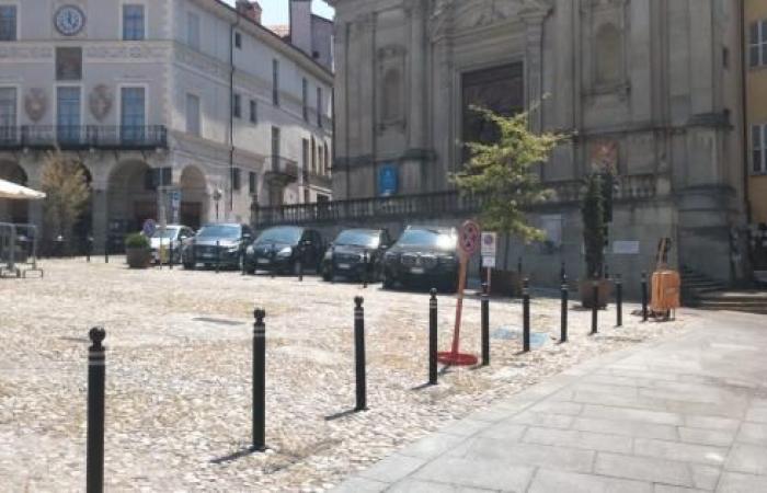 Neues Verkehrssystem auf dem Platz: vom 21. Juni bis zur Wiedereröffnung der Via Marchese d’Ormea (Arbeiten im Juli). Kein Apu vor den Portiken unterhalb der Piazza Maggiore, daher befahrbar