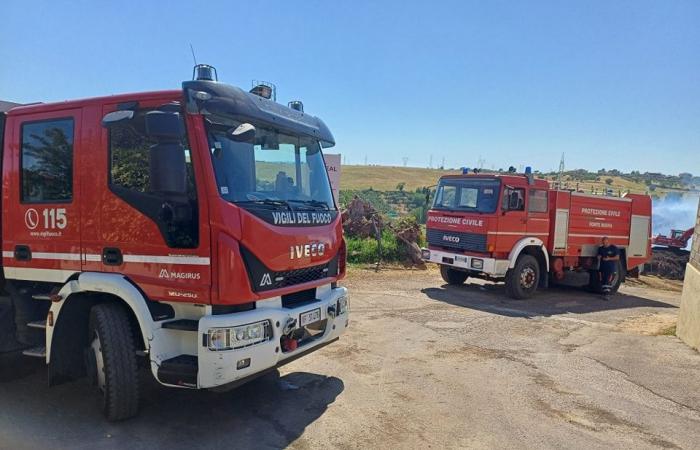 Fonte Nuova – Großbrand im Kindergarten: Freiwillige und Feuerwehrleute arbeiten Tag und Nacht, um den Brand zu löschen