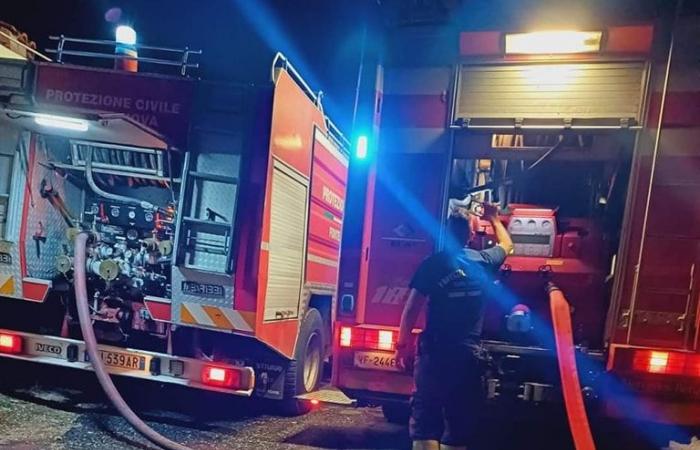 Fonte Nuova – Großbrand im Kindergarten: Freiwillige und Feuerwehrleute arbeiten Tag und Nacht, um den Brand zu löschen