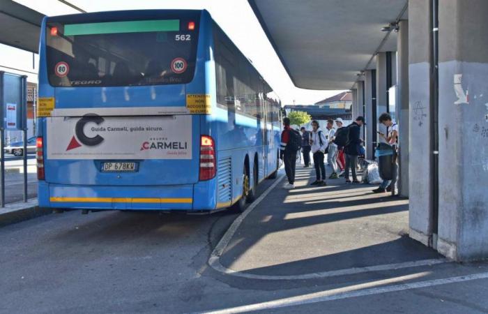 Bergamo, die Bustür schließt sich und der Fahrgast bleibt während der gesamten Fahrt im Kofferraum eingeschlossen