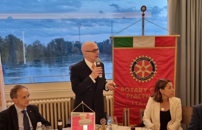 Pierluigi Petrini, Präsident von Rotary Piacenza. Übergabe an den „Nino“ mit der Po-Show ⋆ Piacenza-Tagebuch