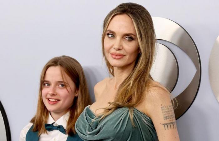 Angelina Jolie hinreißend mit einem abgestimmten Look mit ihrer Tochter Vivienne auf dem roten Teppich