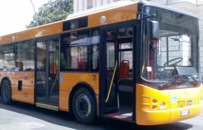 Wenige Anm-Busse in Neapel heute, es gibt einen spontanen Protest der Fahrer: R2 und 151 hielten an