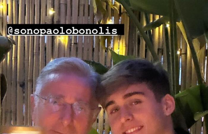 Paolo Bonolis feiert 63 Jahre mit seinem Sohn Davide, der 20 Jahre alt wurde: die Bilder der Doppelparty mit den beiden Kuchen – Gossip.it