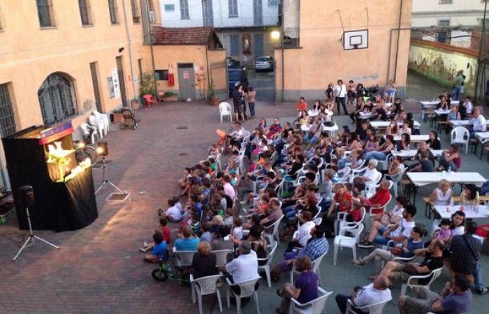 Freitags „für“ das Dorf kehren sie in den Innenhof der Via Pozzi in Busto Arsizio zurück