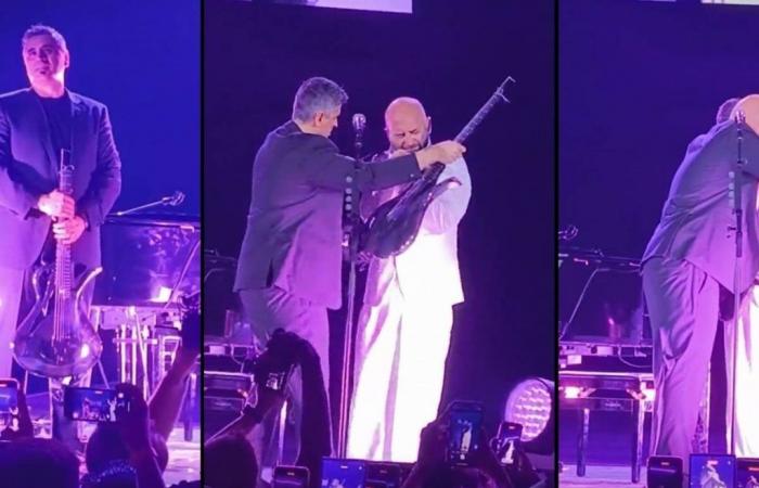 Er erhält die Gitarre von Pino Daniele von seinem Sohn, Giuliano Sangiorgi bricht in Tränen aus