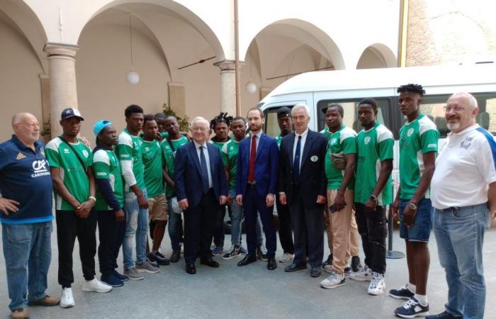 Alessandria: Ein neuer Kleinbus für die Athleten von „Le tre rose rugby“