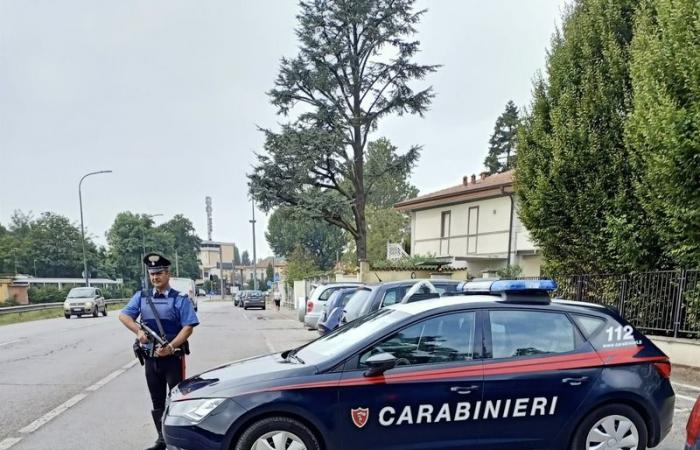 Cremona Sera – Nachdem er ein geparktes Auto beschädigt hatte, verweigerte er den Alkoholtest, entriss den bewaffneten Männern die Dokumente und beleidigte sie. Beschwerde und Lizenz zurückgezogen