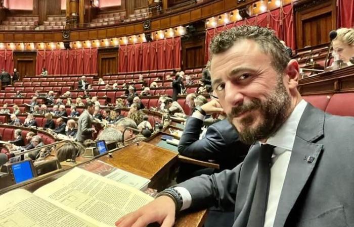 Der Abgeordnete Emanuele Pozzolo wird wegen der Explosion eines Schusses in Rosazza vor Gericht gestellt: ein tragischer Silvesterabend