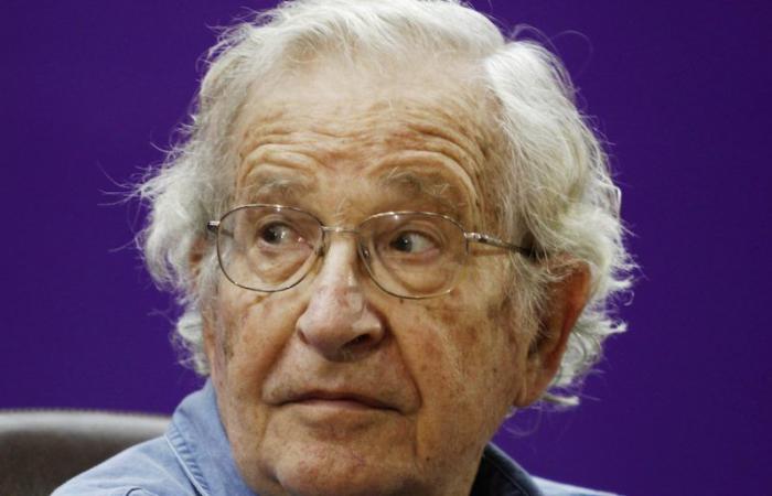 Die Frau des US-Intellektuellen Noam Chomsky hat den Tod ihres Mannes bestritten, berichteten einige Medien
