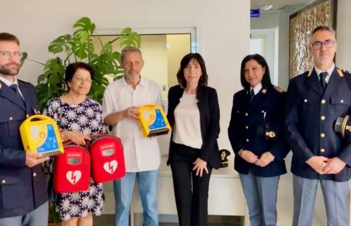 Der Arsch. Gian Franco Lupo spendet zwei Defibrillatoren an das Polizeipräsidium von Matera