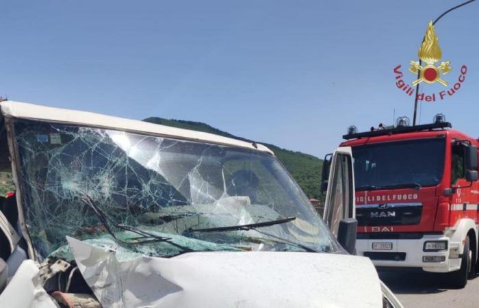 Arcidosso (Grosseto), Unfall eines Lieferwagens mit 8 Arbeitern: drei von ihnen sind schwer