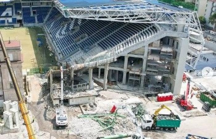 Gewiss-Stadion, letzten Sommer mit laufenden Arbeiten: Atalanta auf dem Platz Ende August